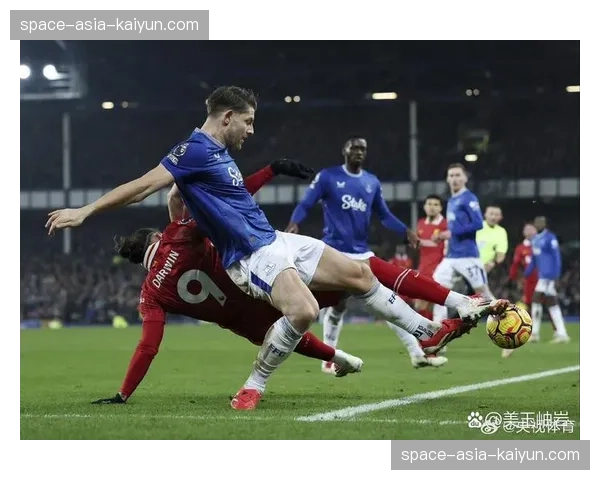 绝平！弗罗西诺内前锋在97分钟头球扳平比分，保级希望延续