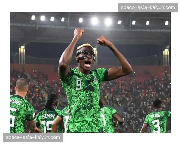 特写：奥斯梅恩打进赛季第20球后，向看台患病儿童球衣致意